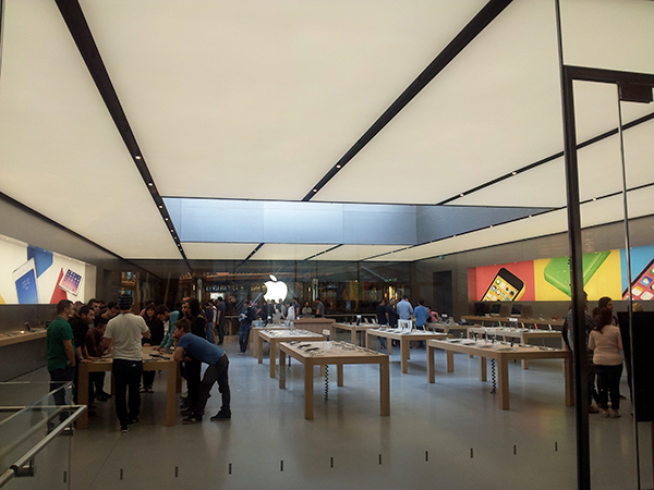 Apple Store Zoru Center'da açılıyor.