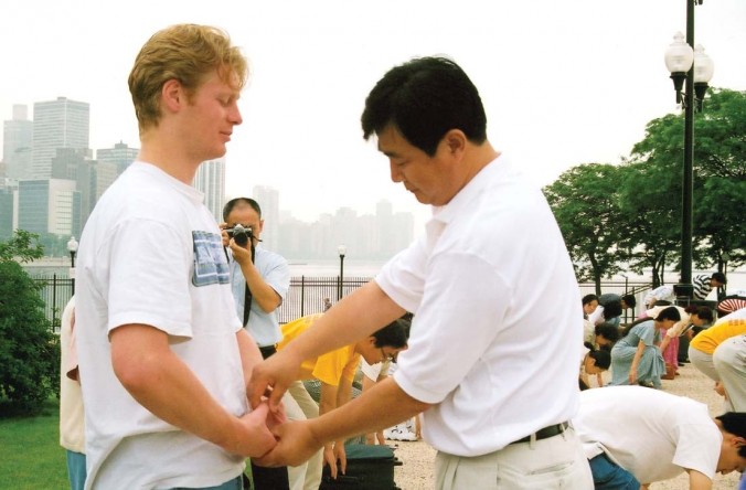 Falun Gong'un kurucusu olan Li Hongzhi Chicago'da egzersizleri öğretirken 20 Temmuz 1999