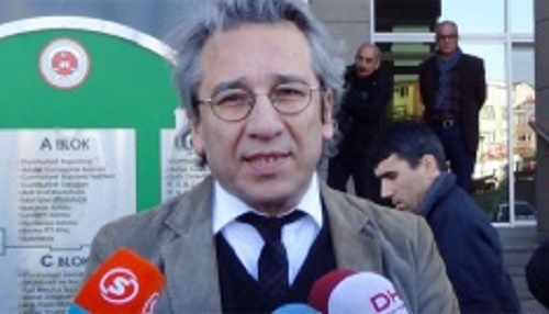 Cumhuriyet Gazetesi Genel Yayın Yönetmeni Can Dündar ifade vermek üzere İstanbul Adalet Sarayı’na geldi. (İHA)