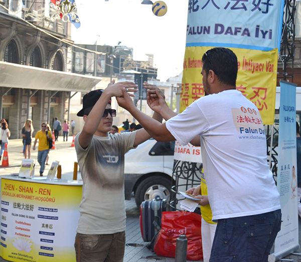 Türkiye Falun Dafa uygulayıcıları Taksim'de halka egzersizleri öğretirken. (Fot: Yasemin Erdem/Epoch Times TR)