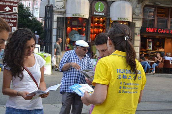 Türkiye Falun Dafa uygulayıcıları, Çin Komünist Partisinin uygulayıcılara karşı gerçekleştirdiği zulmün 15. yıldönümünde, insanların ve kamuoyunun dikkatini yaşanan insan hakları ihlallerine çekmek adına faaliyetler düzenlediler.