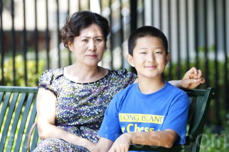 Çinli insan hakları avukatı Gao Zhisheng’in eşi Geng He ve oğlu Tianyu. 5 Ağustos, Kaliforniya  (Ma Youzhi / Epoch Times)