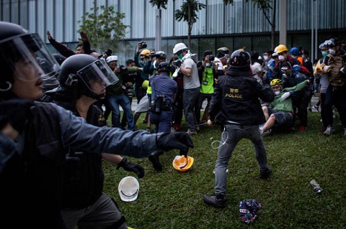 Şemsiye hareketi destekçileri ve Hong Kong polisi arasında devam eden çatışmalarda 40'dan fazla protestocu tutuklandı.  Fotoğraf: Chris McGrath/Getty Images