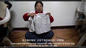 Belgeselin kahramanı acımasızca işkenceye uğrayan ve başkalarının da işkenceye maruz kaldığını gören Liu Hua çalışma kampındaki muamelenin her detayını kayıt altına aldığını belirtti
