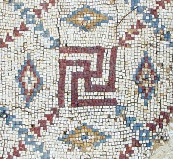 İsrail'de bulunan bir kilisede mozaik şeklinde yapılmış Swastika (Wikimedia Commons)