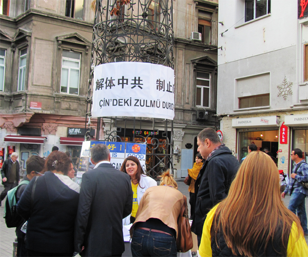 İstanbul Tünel Meydanı'nda Çin'deki zorla organ toplama eylemini durdurmak için Türkiye Falun Dafa uygulayıcıları tarafından düzenlenen Uluslararası İmza Kampanyası-Epoch Times Türkiye