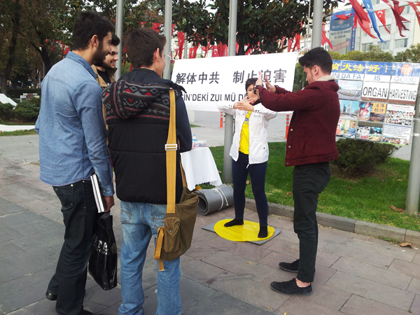 Çin'deki organ ticaretinin durdurulmasına destek olan halk Falun Dafa egzersizlerini öğrenirken. (Epoch Times TR)