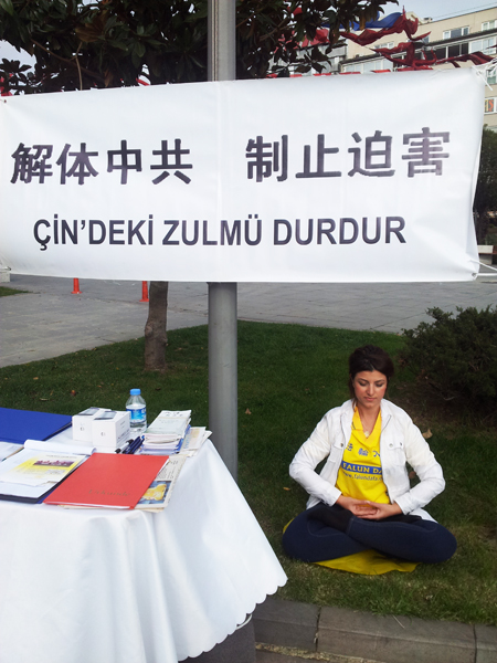 Türkiye Falun Dafa uygulayıcıları, Çin'deki yasadışı organ ticaretine karşı imza kampanyasında meditasyon egzersizini gösterirken. (Epoch Times TR)