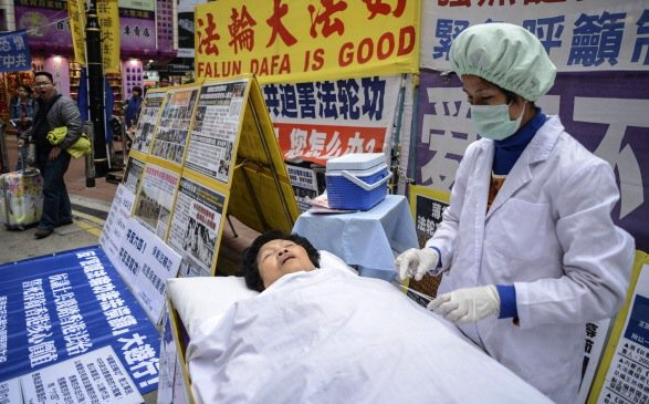 Bir Falun-Gong etkinliği sırasında, yasa dışı organ ticaretinin canlandırması. Fotoğraf: ANTONY DICKSON / Getty Images