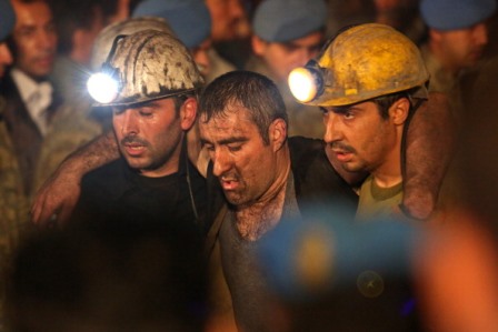Manisa, Türkiye – İşçiler kurtarma ekipleri tarafından madenden çıkarılırken (Özgü Özdemir/Getty Images) 