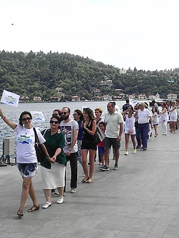 01 Eylül 2013- Bebek sahilind barış zinciri oluşturuldu.Sosyal medyada yapılan çağrılarla organize olan birçok kişi İstanbul sahillerinde barış zinciri oluşturdu. Fotoğraf: Demet Gökoğlu