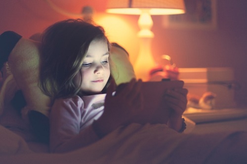 Yapılan araştırmaya göre, uykudan önce iPad veya tablet ile okuma yapmak uyku bozukluğuna sebep oluyor. (Fotoğraf: Getty Images)