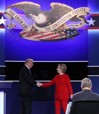 epa05557744 Democrat Hillary Clinton (R) and Republican Donald Trump (L) shake hands at the end of the first Presidential Debate at Hofstra University in Hempstead, New York, USA, 26 September 2016. The only Vice Presidential debate will be held on 04 October in Virginia, and the second and third Presidential Debates will be held on 09 October in Missouri and 19 October in Nevada.  EPA/JUSTIN LANE