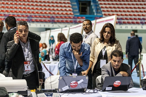 Tunus 27 Ekim 2014- Seçim çalışanları Tunus Parlamento seçimlerinin oy sayımını yaparken  (Fotoğraf: Amine Landoulsi/Anadolu Agency/Getty Images)
