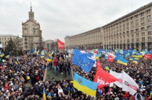 01 Aralık 2013'te Kiev'de bağımsız meydanda yapılan protesto gösterileri (SERGEI SUPINSKY/AFP/Getty Images)