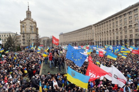 01 Aralık 2013'te Kiev'de bağımsız meydanda yapılan protesto gösterileri (SERGEI SUPINSKY/AFP/Getty Images)