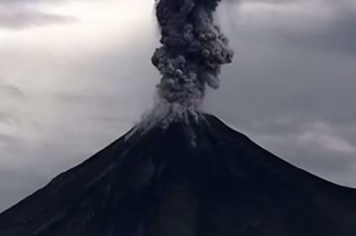 Meksika'da Colima yanardağı patladı. Patlama sırasında ilginç görüntüler kaydedildi.  (Youtube/screenshot)