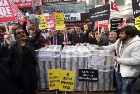 yolsuzluk operasyonu sonucu serbest bırakılanlar için Ankara'da gösteriler yapıldı  (ADEM ALTAN/AFP/Getty Images)