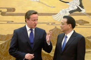 İngiltere Başbakanı David Cameron ve Çin Lideri Li Keqiang 2 Aralık 2013’te Pekin’de bir araya gelmiş ve insan hakları diyaloğu başlatma kararı almışlardı. (Ed Jones/Getty Images)