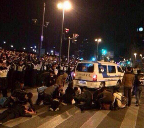 Şanghay’da yılbaşı kutlamaları sırasında çıkan izdihamda 35 kişi hayatını kaybetti (Fotoğraf: Weibo)