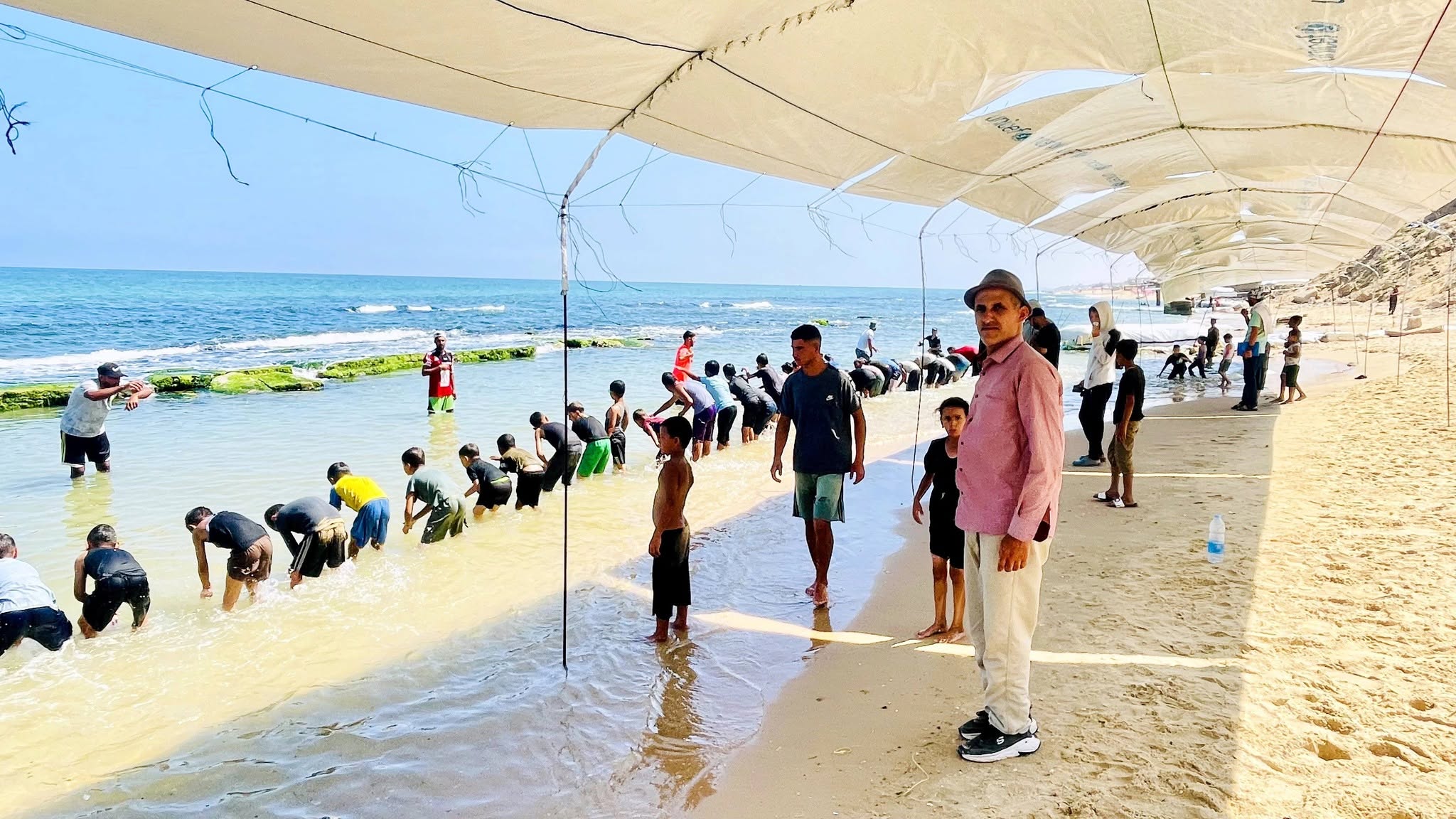 Gazze'de üç yıllık savaşın ardından yüzme dersleri yeniden başladı. Yüzlerce çocuk deniz havuzlarına doluştu. (Fotoğraf: Amjed Tantesh face book hesabı) 