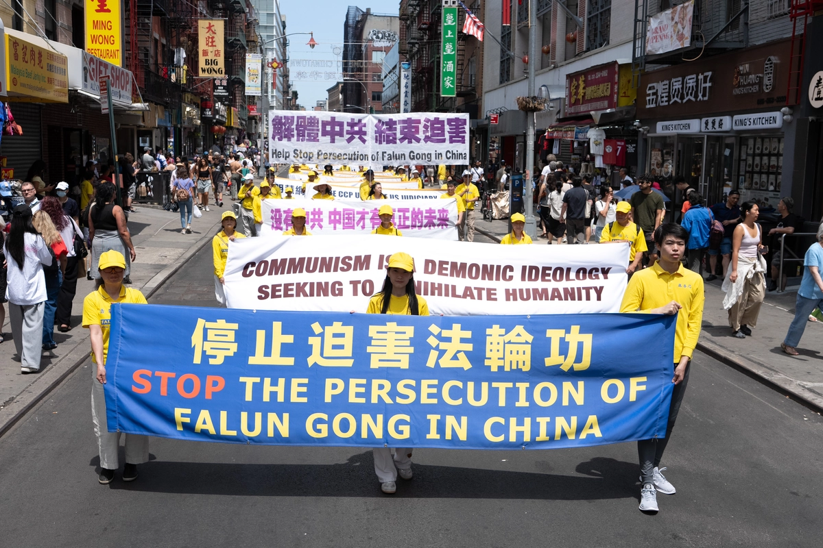 Falun Gong uygulayıcıları, New York'ta düzenlenen anma yürüyüşüne katıldı. Çin Komünist Partisi'nin Falun Gong'a karşı 27 yıldır sürdürdüğü zulüm devam ediyor. (Fotoğraf: Larry Dye, The Epoch Times)