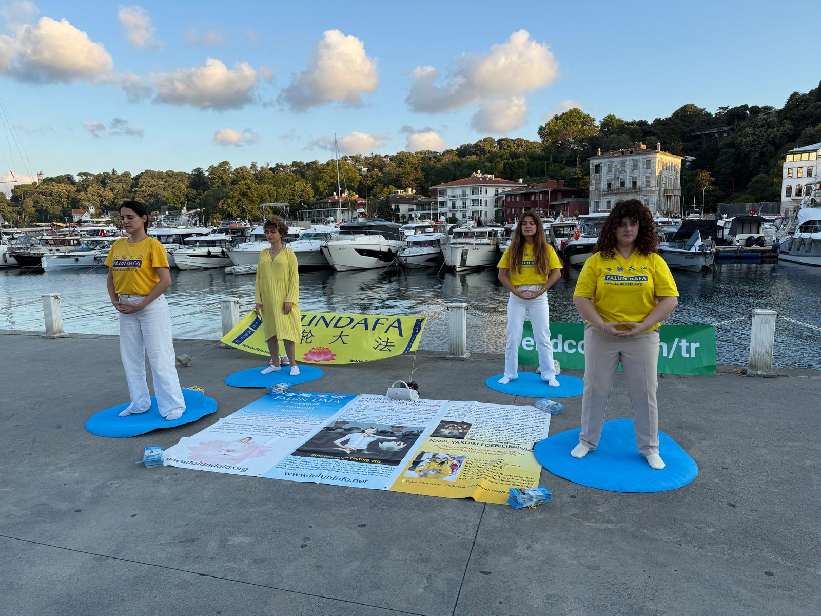 Falun Dafa Uygulayıcıları Çin Komünist Partisini sessizce protesto etti. (Fotoğraf: The Epoch Times TR)