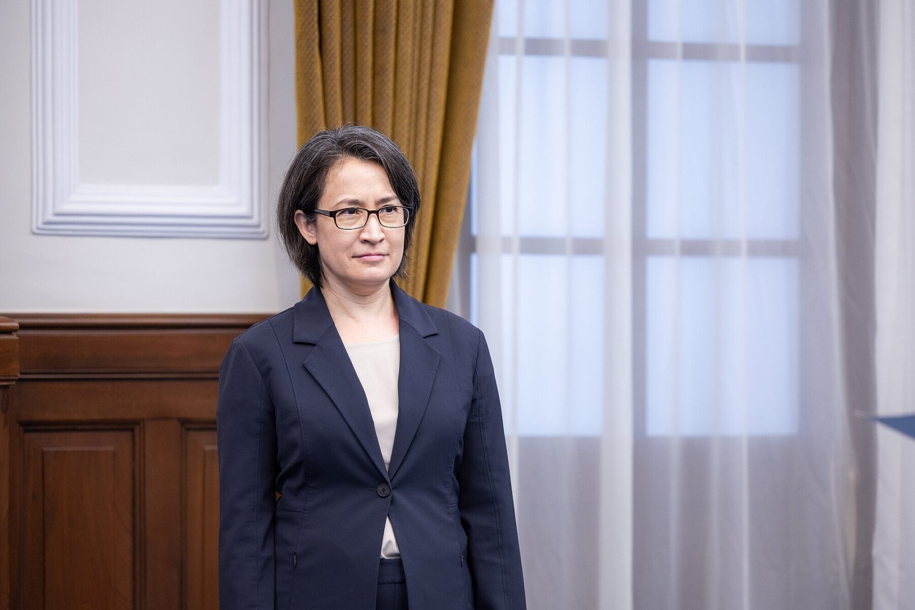 Tayvan Başkan Yardımcısı Hsiao Bi-khim, Mart 2024’teki Çekya ziyaretinde basın mensuplarına poz verirken. Aynı ziyarette Çinli ajanların kendisini takip ettiği ortaya çıktı. (Fotoğraf: Wikimedia)