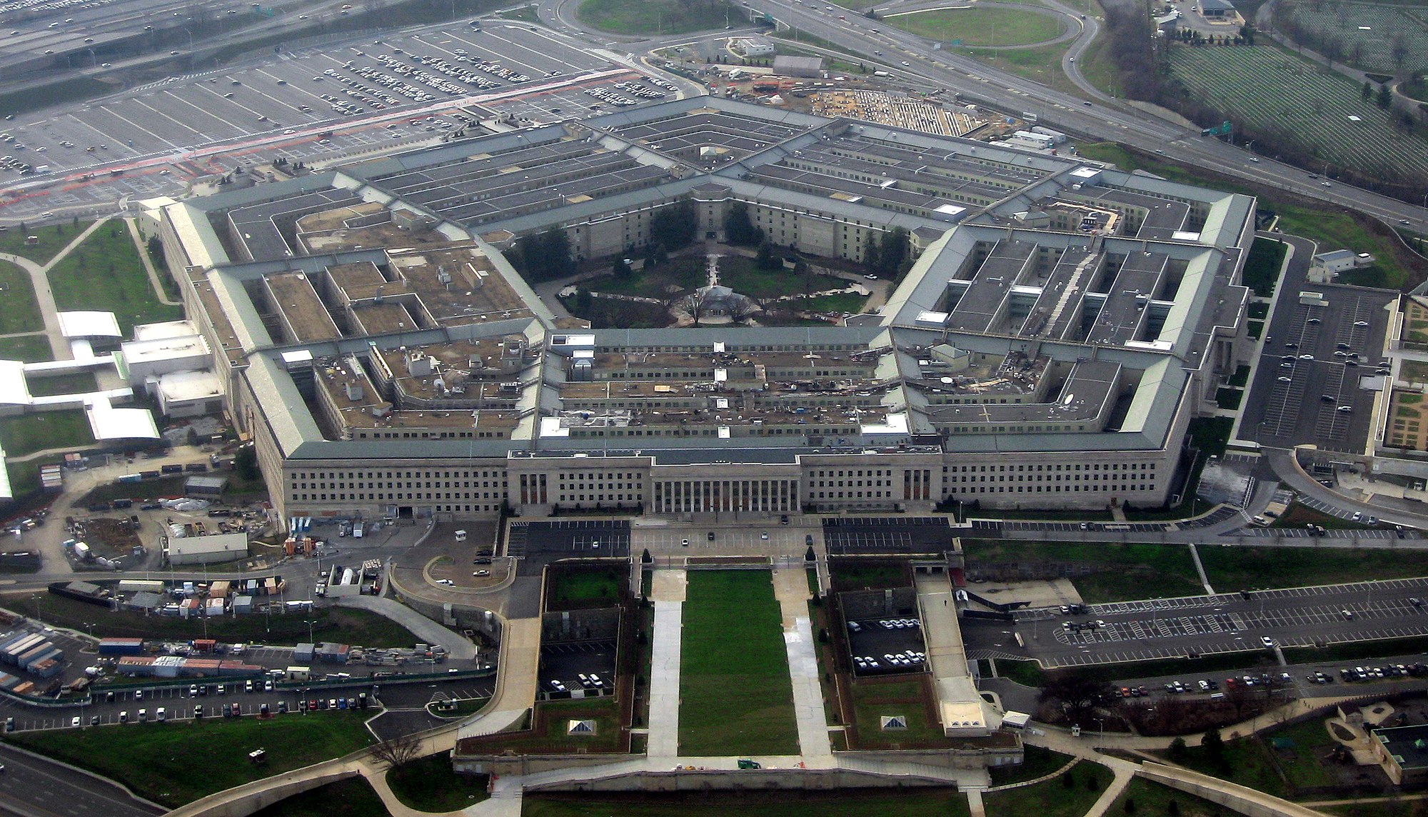 Pentagon Ukrayna’ya yapılan silah sevkiyatlarını geçici olarak durdurduğunu duyurdu. (Fotoğraf: Wikimedia)