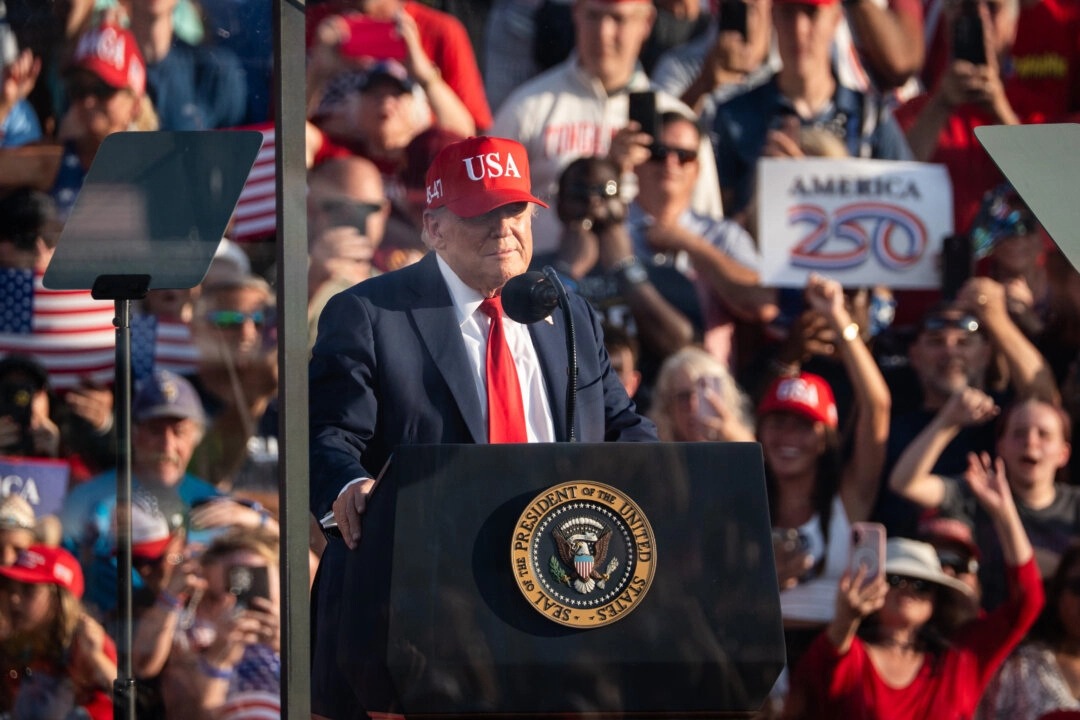 Donald Trump, Iowa’da Yeni Vergi Yasası’nı kutlarken konuşma yapıyor. (Fotoğraf: Madalina Kilroy/The Epoch Times)