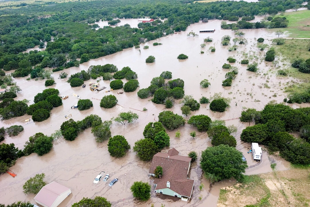Texas sel felaketinde, Kerrville yakınlarında evler ve arabalar su altında kalarak büyük hasar gördü. (Fotoğraf: U.S. Coast Guard/Handout via Reuters)