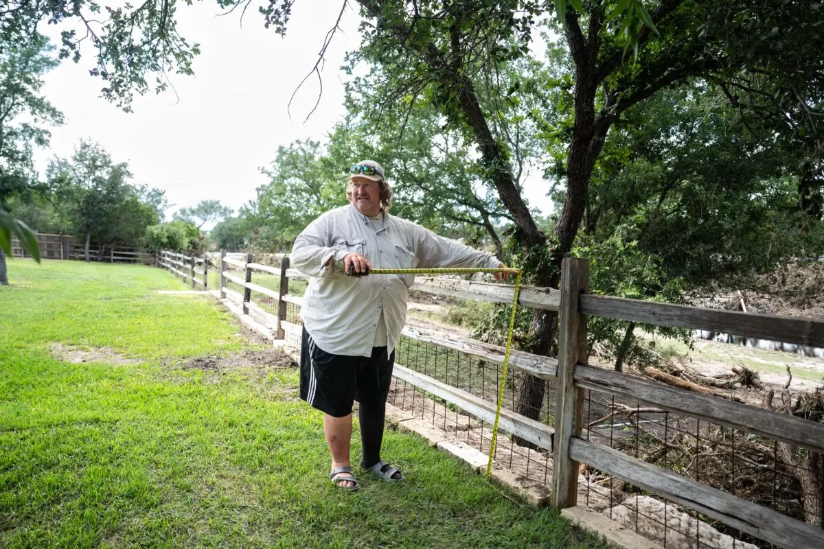 Kerrville’de Doug Robertson, 4 Temmuz sabahı yükselen sel sularında yardım isteyen birini kendi arka bahçe çitinde fark etti. (Fotoğraf: Madalina Kilroy/The Epoch Times)