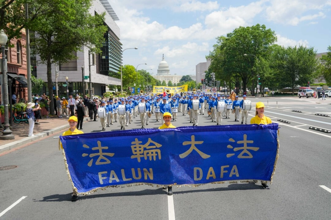 Falun Dafa uygulayıcıları, Çin'de Falun Gong’a yönelik Çin Komünist Partisi’nin 26 yıllık zulmünün sona ermesi çağrısıyla 17 Temmuz 2025’te Washington’da düzenlenen yürüyüşe katılıyor. (Fotoğraf: Samira Bouaou/The Epoch Times)