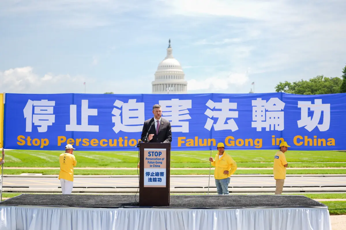 New York Temsilcisi Pat Ryan, Çin'de Falun Gong’a yönelik Çin Komünist Partisi’nin 26 yıllık zulmünün sona ermesi çağrısıyla Washington’daki Ulusal Mall’da düzenlenen mitingde konuşuyor. (Fotoğraf: Madalina Kilroy/The Epoch Times)