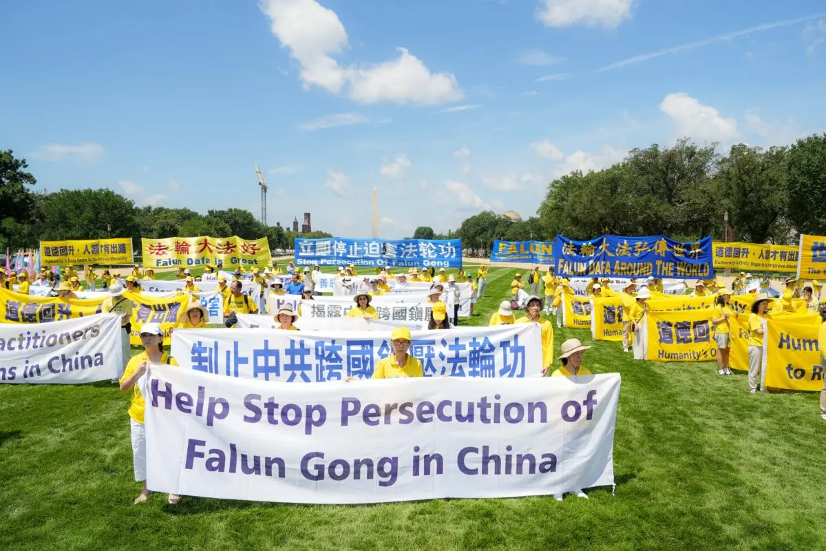 Falun Gong uygulayıcıları, Çin’de Falun Gong’a yönelik Çin Komünist Partisi’nin devam eden zulmünün sona ermesi çağrısıyla Washington’daki Ulusal Mall’da her yıl düzenlenen miting için bir araya geliyor. (Fotoğraf: Samira Bouaou/The Epoch Times)