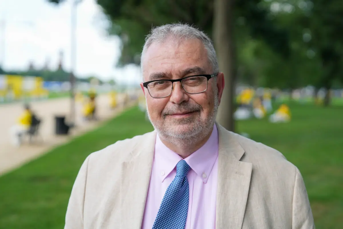 Piero Tozzi, ABD Kongre-Çin Yürütme Komisyonu’nun idari direktörü olarak, Çin'de Falun Gong’a yönelik Çin Komünist Partisi’nin devam eden zulmünün sona ermesi çağrısıyla Washington’daki Ulusal Mall’da düzenlenen yıllık mitinge katılıyor. (Fotoğraf: Samira Bouaou/The Epoch Times)