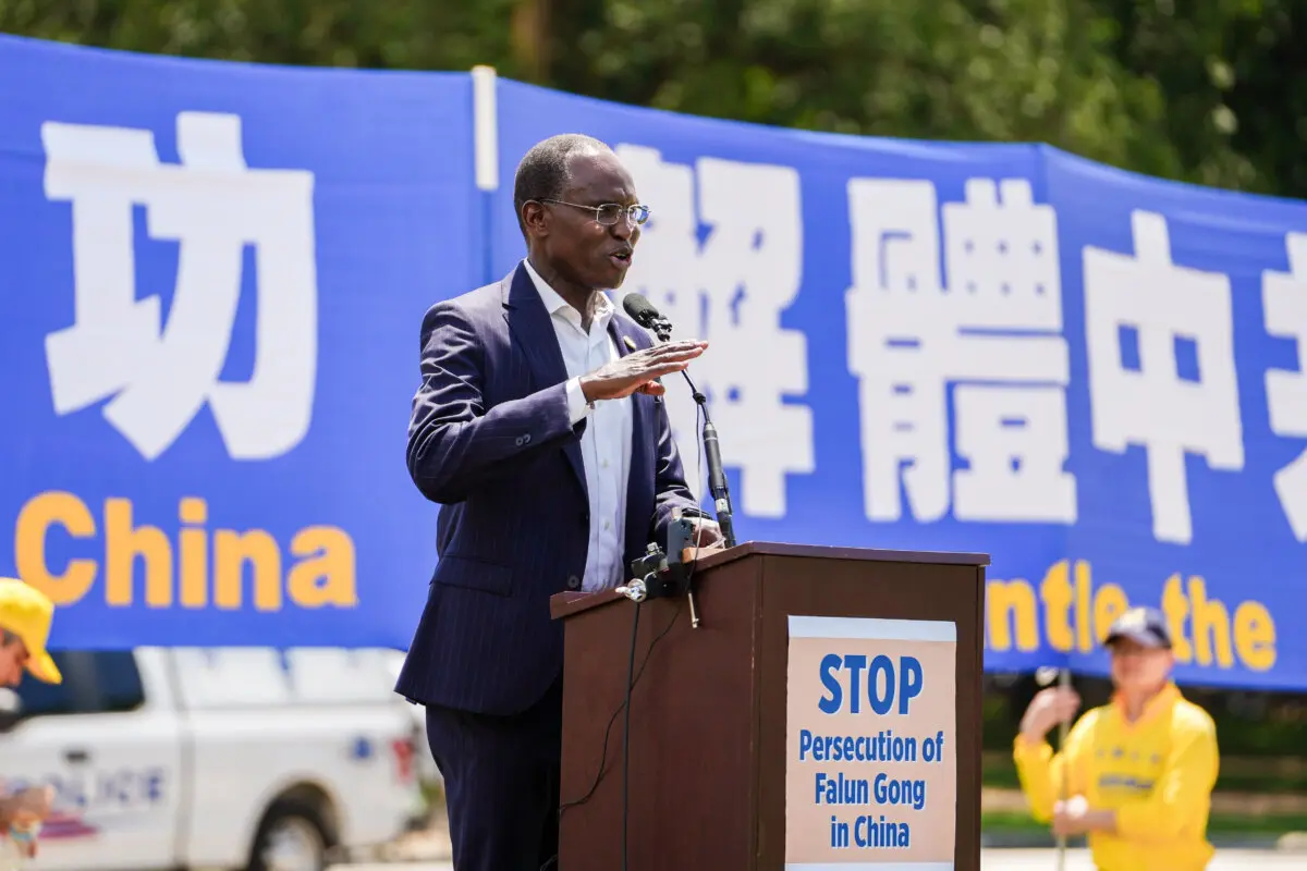 ABD Uluslararası Dini Özgürlükler Komisyonu (USCIRF) üyesi Mohamed Elsanousi, Çin'de Falun Gong’a yönelik Çin Komünist Partisi’nin 26 yıllık zulmünün sona ermesi çağrısıyla Washington’daki Ulusal Mall’da düzenlenen mitingde konuşuyor. (Fotoğraf: Madalina Kilroy/The Epoch Times)