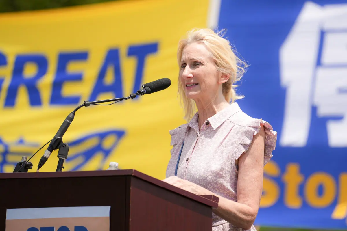 Christian Freedom International Başkanı Wendy Wright, Çin Komünist Partisi’nin Falun Gong’a yönelik 26 yıllık zulmünün sona ermesi çağrısıyla Washington’daki National Mall’da düzenlenen bir mitingde konuştu. (Fotoğraf: Madalina Kilroy/The Epoch Times)