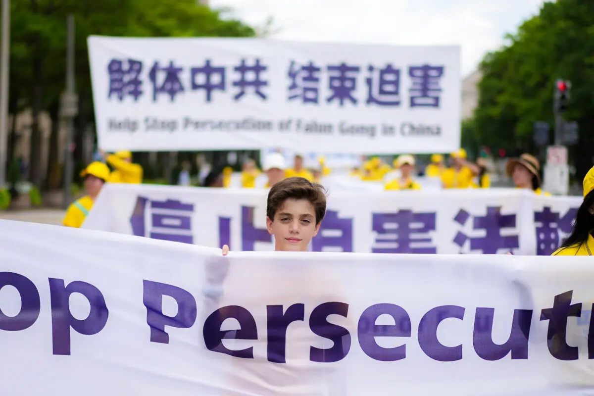 Falun Dafa uygulayıcıları, Çin'de Falun Gong’a yönelik Çin Komünist Partisi’nin 26 yıllık zulmünün sona ermesi çağrısıyla Washington’da düzenlenen bir yürüyüşe katıldı. (Fotoğraf:Madalina Kilroy/The Epoch Times)