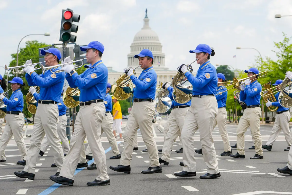 Falun Dafa uygulayıcıları, Çin'de Falun Gong’a yönelik Çin Komünist Partisi’nin 26 yıllık zulmünün sona ermesi çağrısıyla Washington’da düzenlenen bir yürüyüşe katıldı. (Fotoğraf:Madalina Kilroy/The Epoch Times)