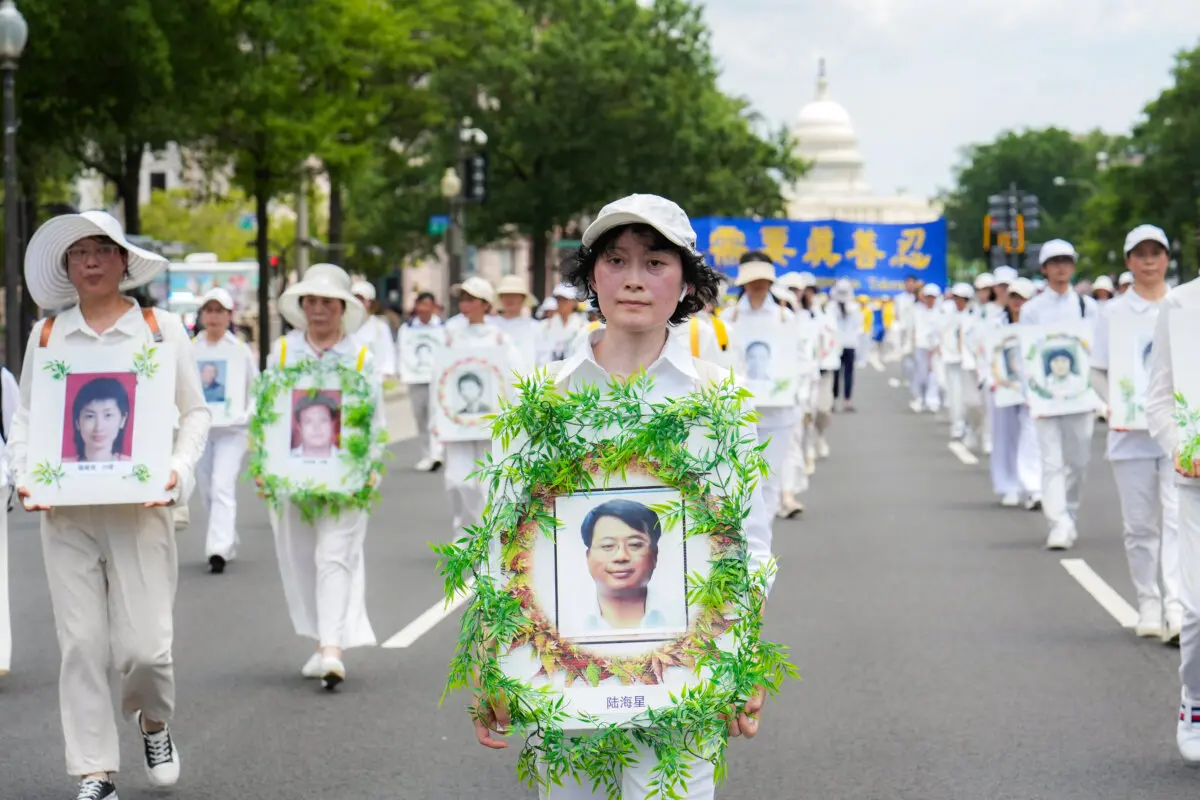 Falun Dafa uygulayıcıları, Çin'de Falun Gong’a yönelik Çin Komünist Partisi’nin 26 yıllık zulmünün sona ermesi çağrısıyla Washington’da düzenlenen bir yürüyüşe katıldı. (Fotoğraf:Samira Bouaou/The Epoch Times)