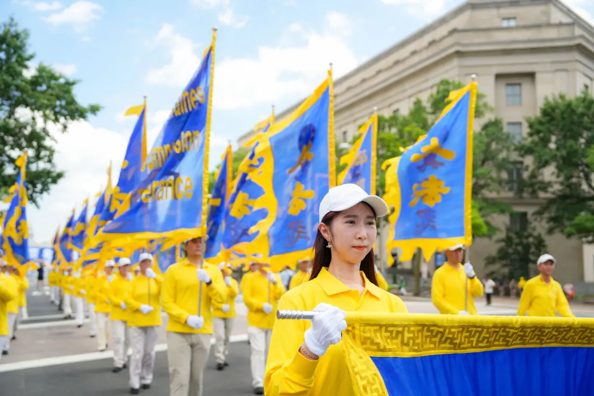 Falun Dafa uygulayıcıları, Çin'de Falun Gong’a yönelik Çin Komünist Partisi’nin 26 yıllık zulmünün sona ermesi çağrısıyla Washington’da düzenlenen bir yürüyüşe katıldı. (Fotoğraf:Samira Bouaou/The Epoch Times)