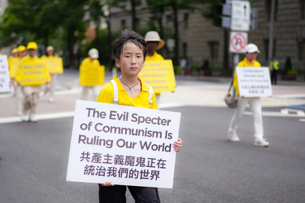 Falun Dafa uygulayıcıları, Çin’de Falun Gong’a yönelik Çin Komünist Partisi’nin 26 yıllık zulmünün sona ermesi çağrısıyla Washington’da düzenlenen yürüyüşe katılıyor. (Fotoğraf: Madalina Kilroy/The Epoch Times)