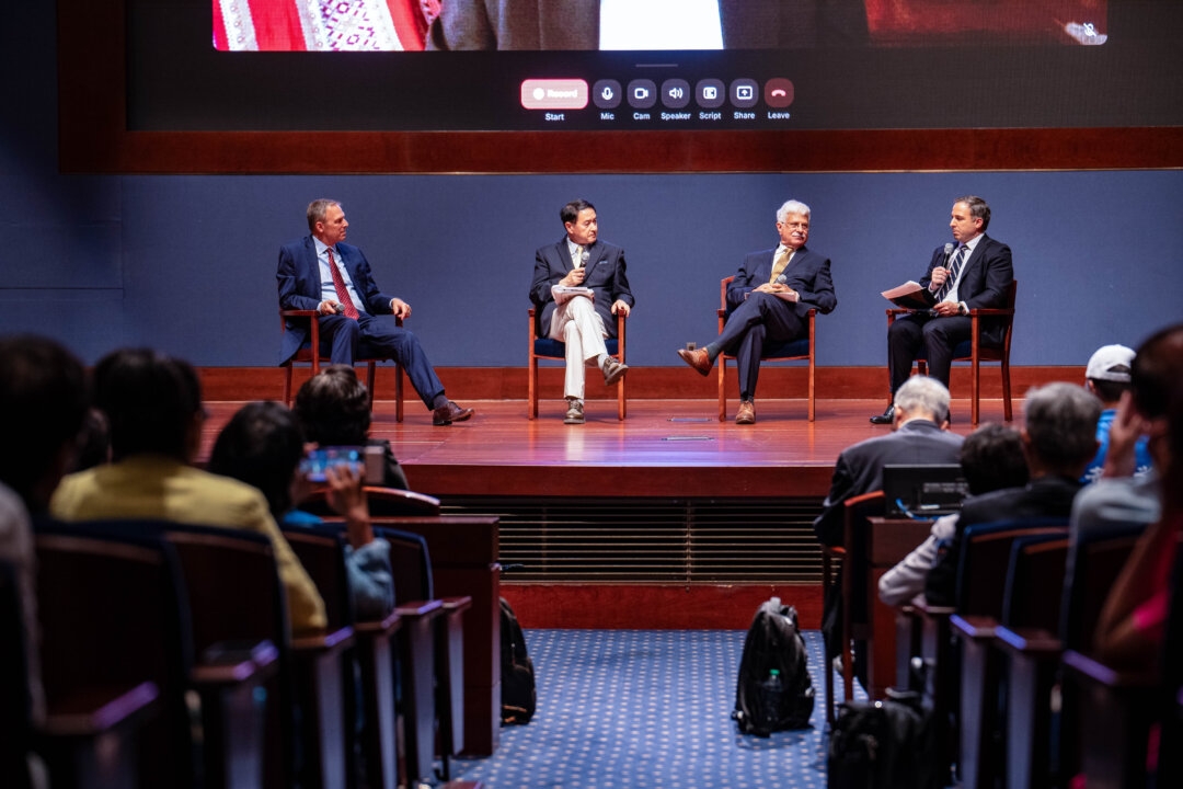 “ÇKP’nin Ulusötesi Baskısıyla Mücadele” etkinliği, Çin’de Falun Gong’a yönelik zulmün sona erdirilmesi ve “ÇKP'den Ayrıl” hareketine destek çağrısında bulunuyor. Etkinlik, Washington’daki ABD Kongresi Ziyaretçi Merkezi'nde 17 Temmuz 2025 tarihinde düzenlendi. (Fotoğraf: Samira Bouaou/The Epoch Times)