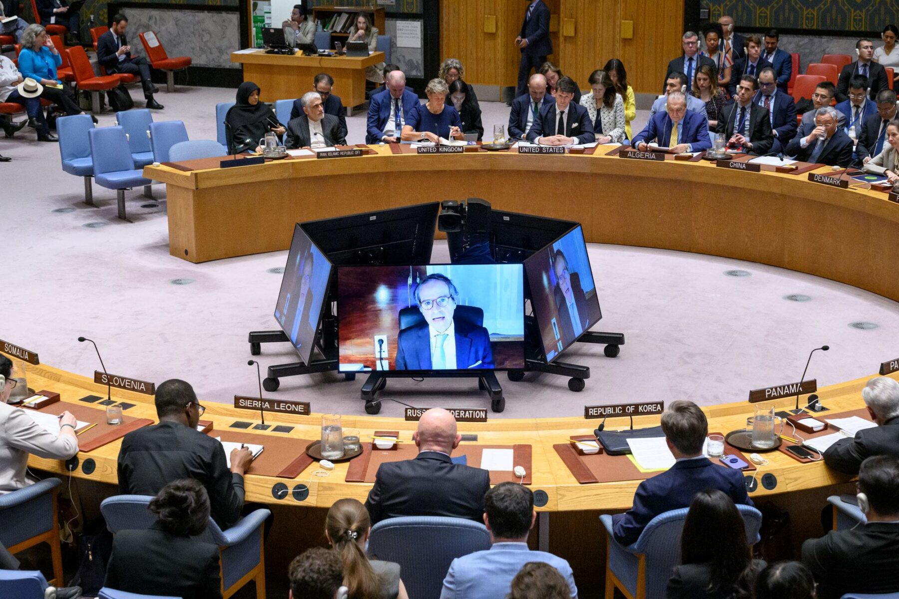 Rafael Grossi (ekranda), UAEA Genel Direktörü Güvenlik Konseyi’ne bilgi veriyor. (Fotoğraf: United Nations/Loey Felipe)