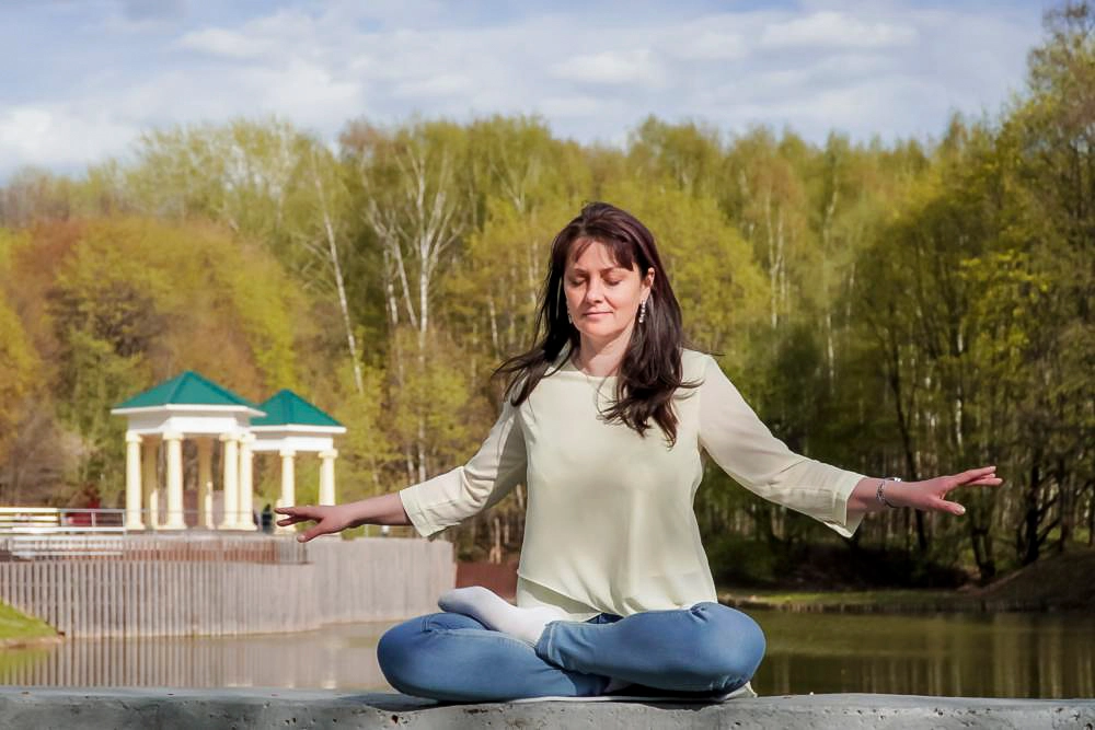 Natalya Minenkova, 5 Temmuz 2022'de Rusya, Moskova’daki Dendropark’ta Falun Gong meditasyonu yapıyor. (Fotoğraf: The Epoch Times)