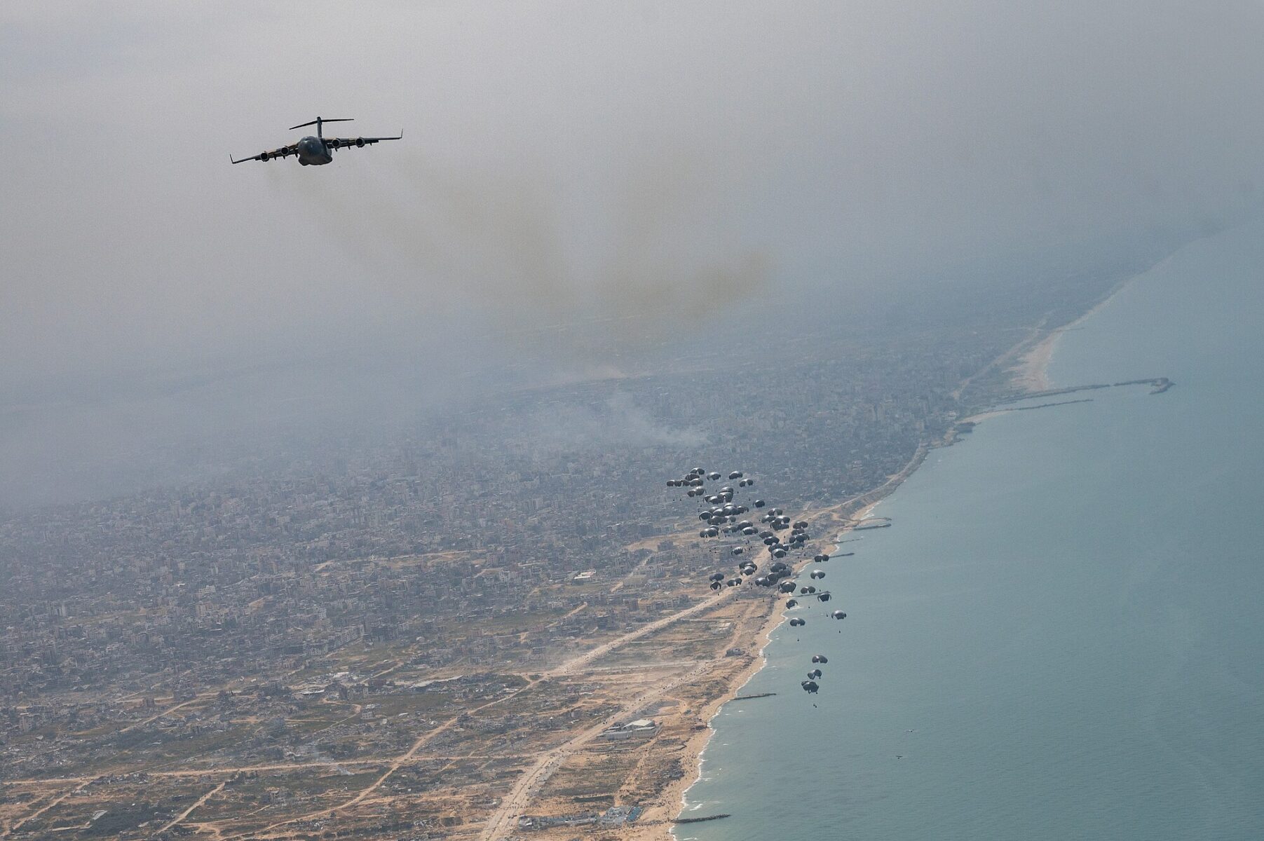 İsrail'e ait askeri uçaklar, Gazze'ye havadan insani yardım paketleri bırakırken görüntülendi. Yardımlar gıda ve temel ihtiyaç malzemelerini içeriyor. (Fotoğraf: Wikimedia)