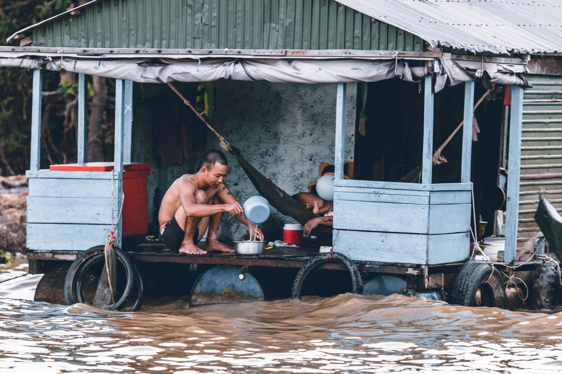 Beijing'de rekor yağış sonrası sel sularına teslim olan bir köy yolu. Tahliye çalışmaları sürüyor. (Fotoğraf: Pexels)

