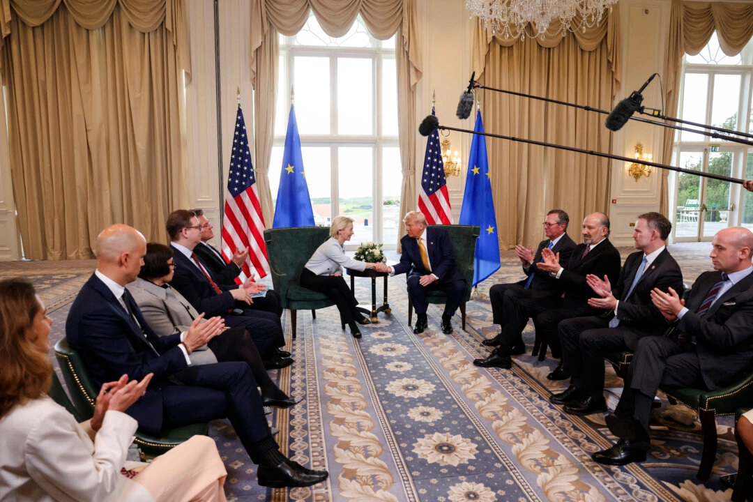 ABD Başkanı Donald Trump, 27 Temmuz 2025'te İskoçya'nın Turnberry kentinde, ABD Ticaret Bakanı Howard Lutnick, ABD Ticaret Temsilcisi Jamieson Greer ve Beyaz Saray Genel Sekreter Yardımcısı Stephen Miller alkışlarken, Avrupa Komisyonu Başkanı Ursula von der Leyen ile tokalaşıyor. (Fotoğraf: Evelyn Hockstein/Reuters)