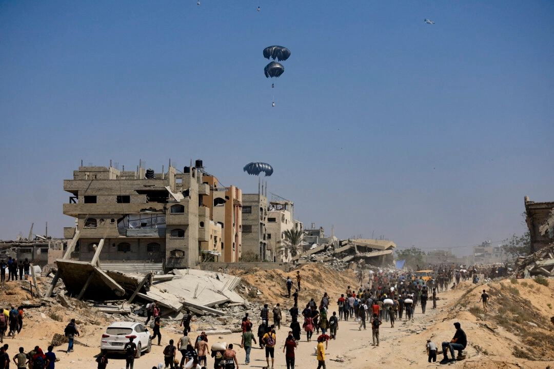 Gazze’ye havadan bırakılan insani yardımlar, kuzey Gazze semalarında paraşütlerle süzülürken – 27 Temmuz 2025, Reuters/Dawoud Abu Alkas